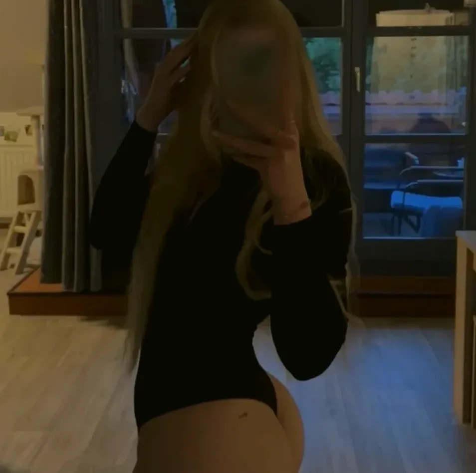 Mia, 23