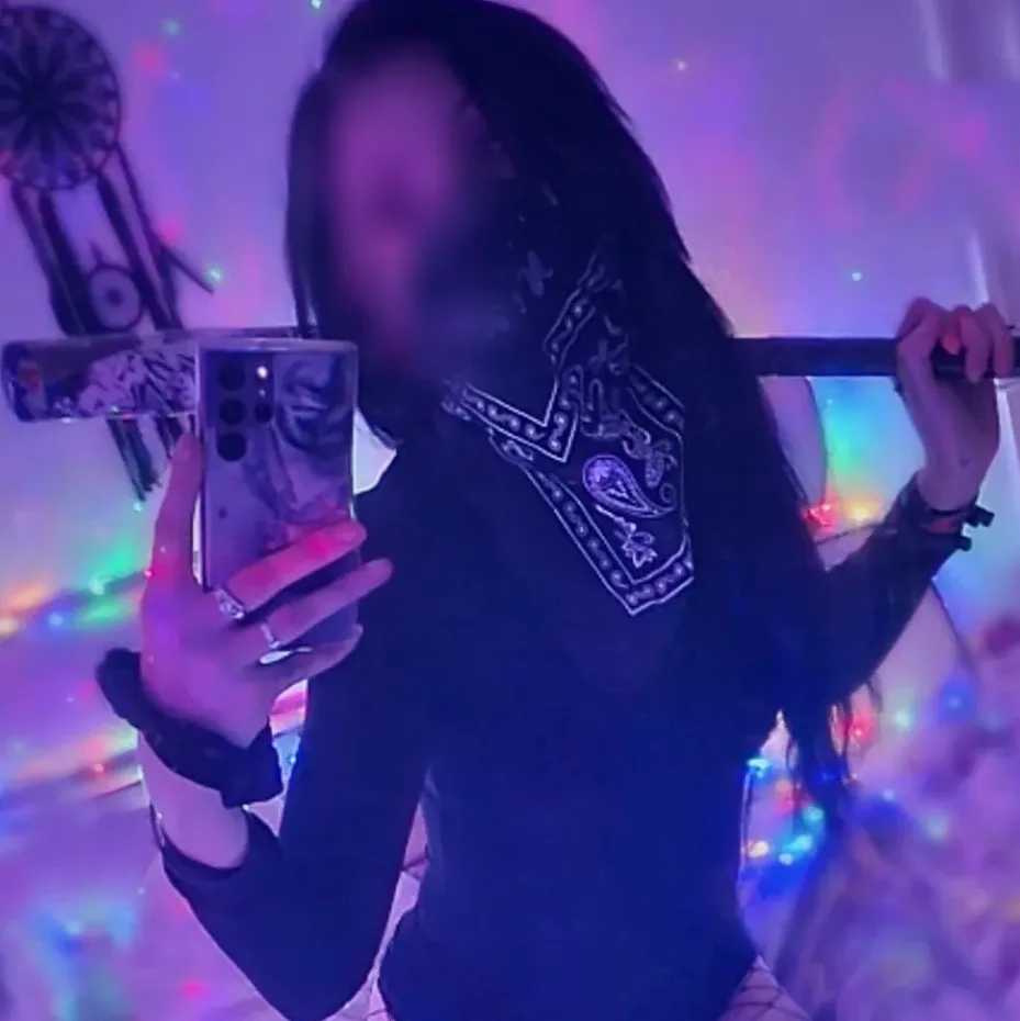 Mia, 28