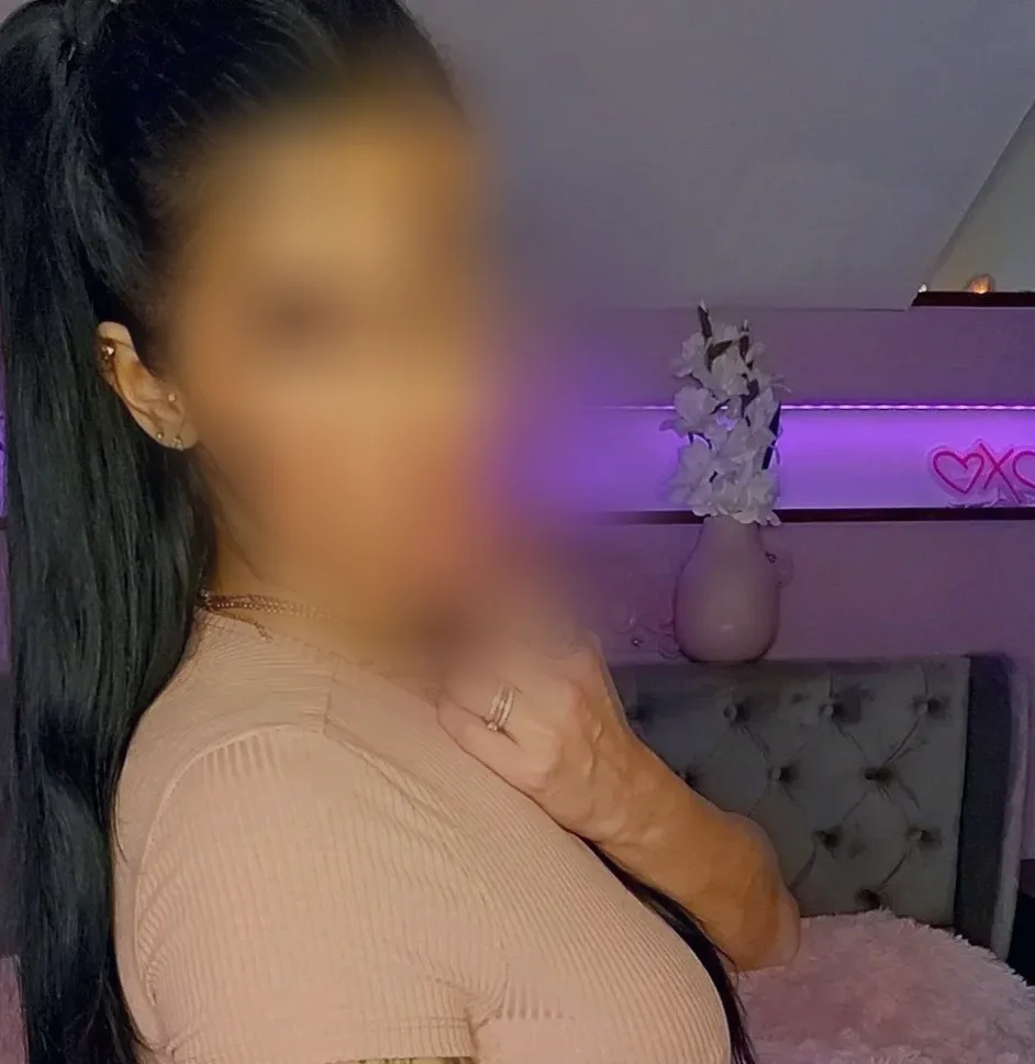 Toni, 33